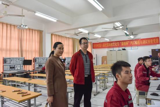 系主任卢勇、系党总支书记邓婷婷亲临现场指导