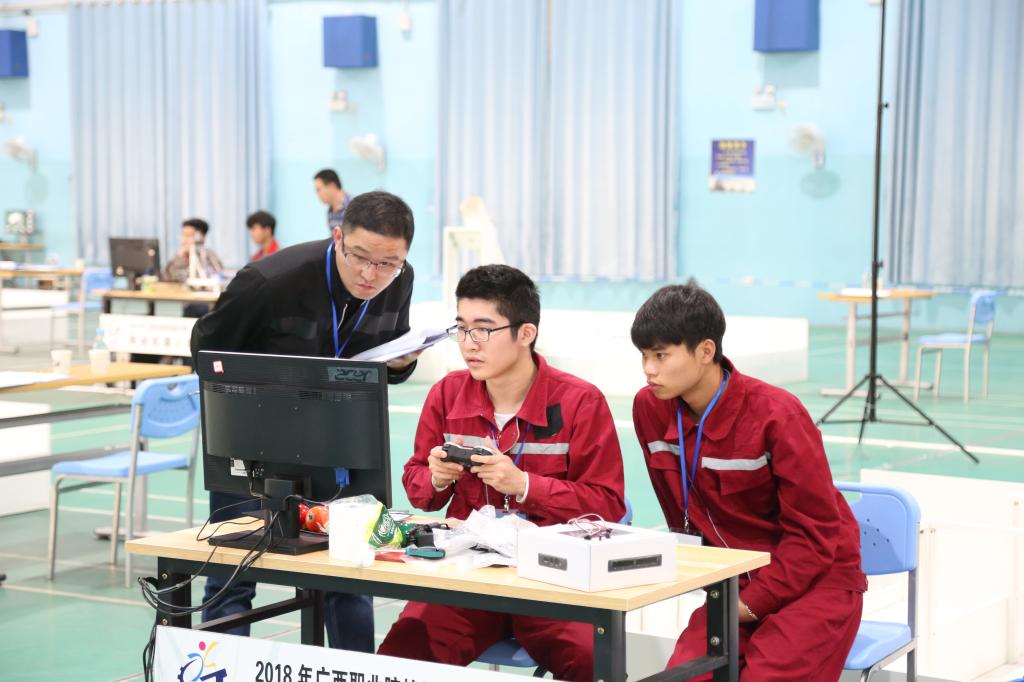 高润涛、俞富杰两位同学在比赛中
