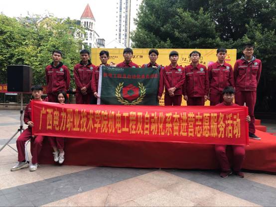 图片包含 树, 红色, 户外, 天空描述已自动生成