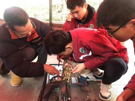 图片包含 人员, 男士, 地面, 孩子描述已自动生成